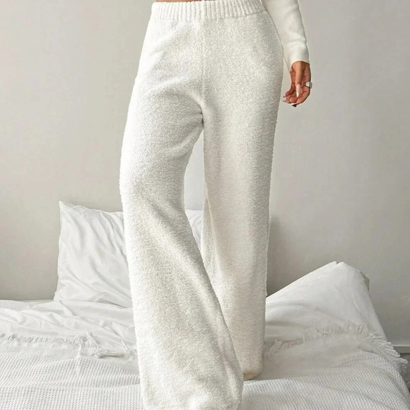 White Casual Women's Comfy Fuzzy Sweater Pant With Pockets - Picture 3 of 6